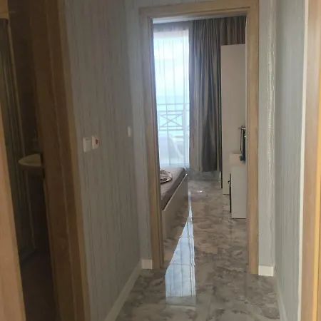 Golden Sea View アパート